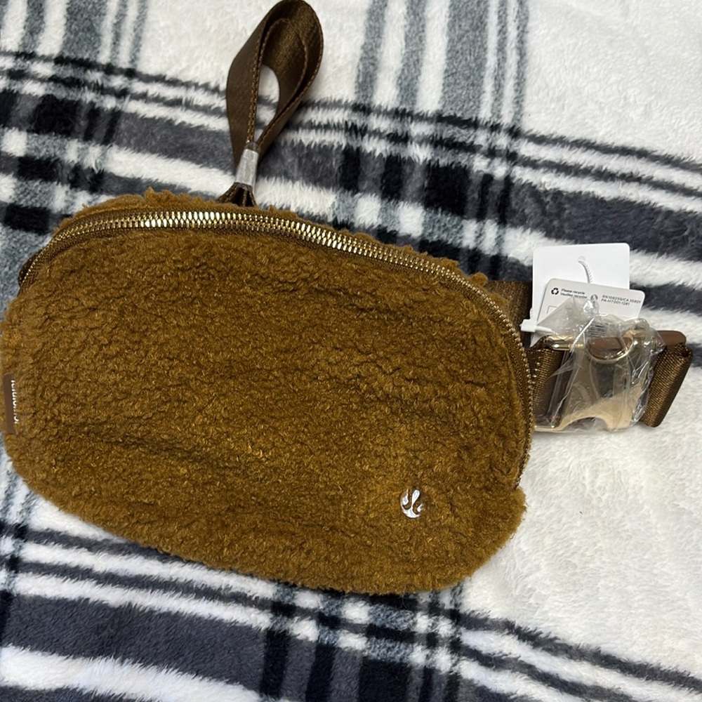 New lulu Burnt caramel fleece belt bag